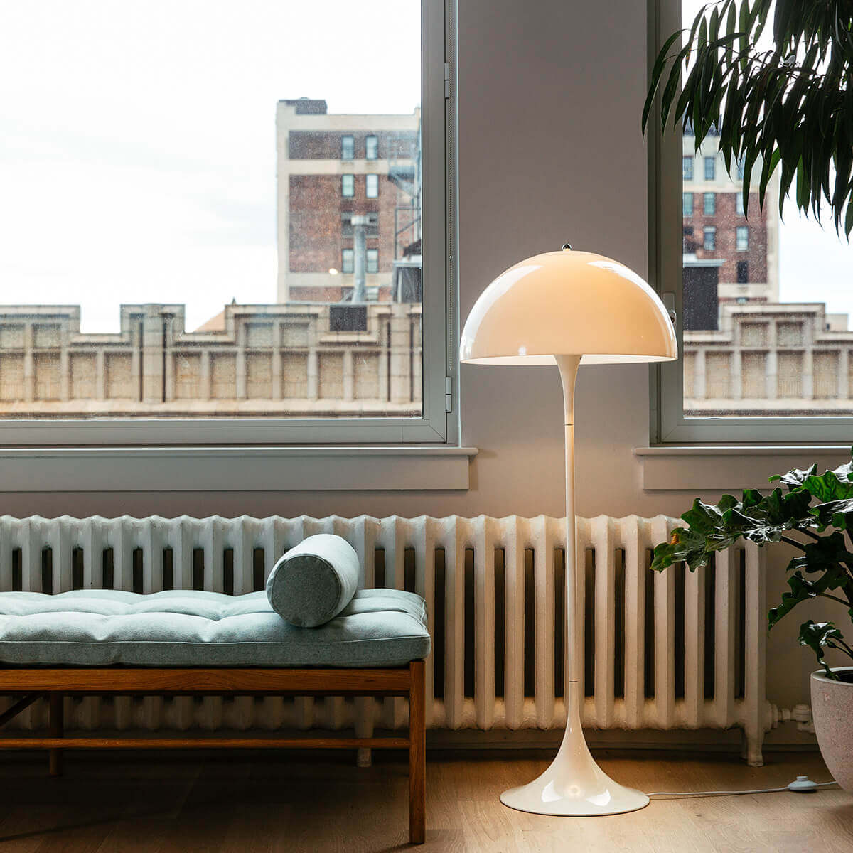 Louis Poulsen Panthella Stehleuchte, Acryl opalweiß – Design by Verner Panton