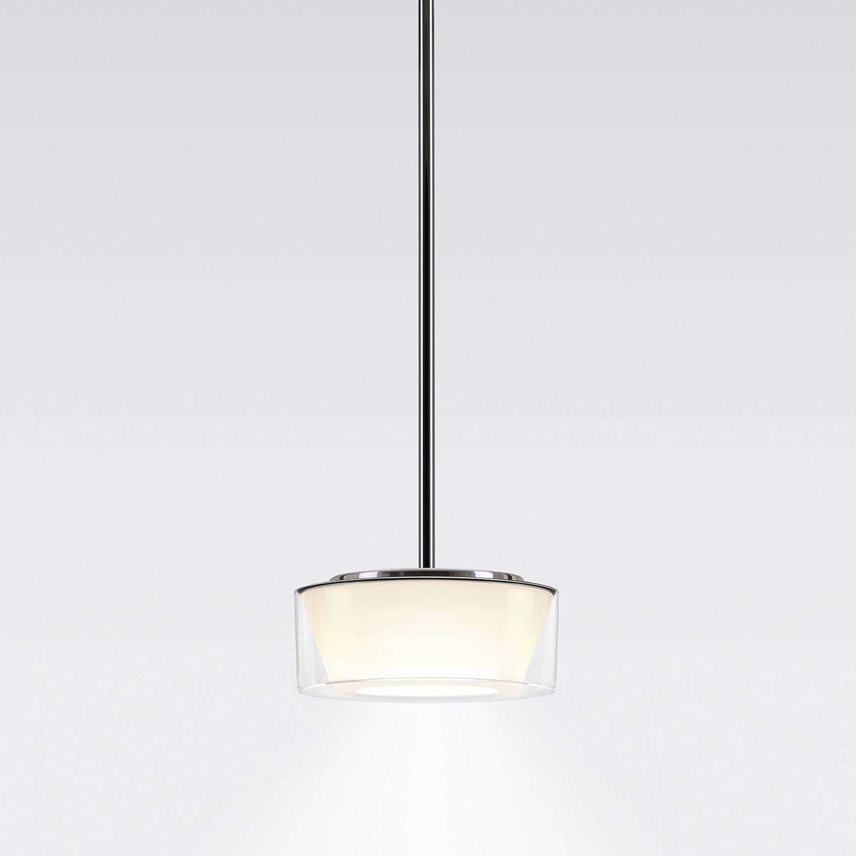 Serien.lighting Curling Suspension Tube S LED Pendelleuchte, 3000 K, Acryl klar, Reflektor: konisch opal (©serien.lighting)