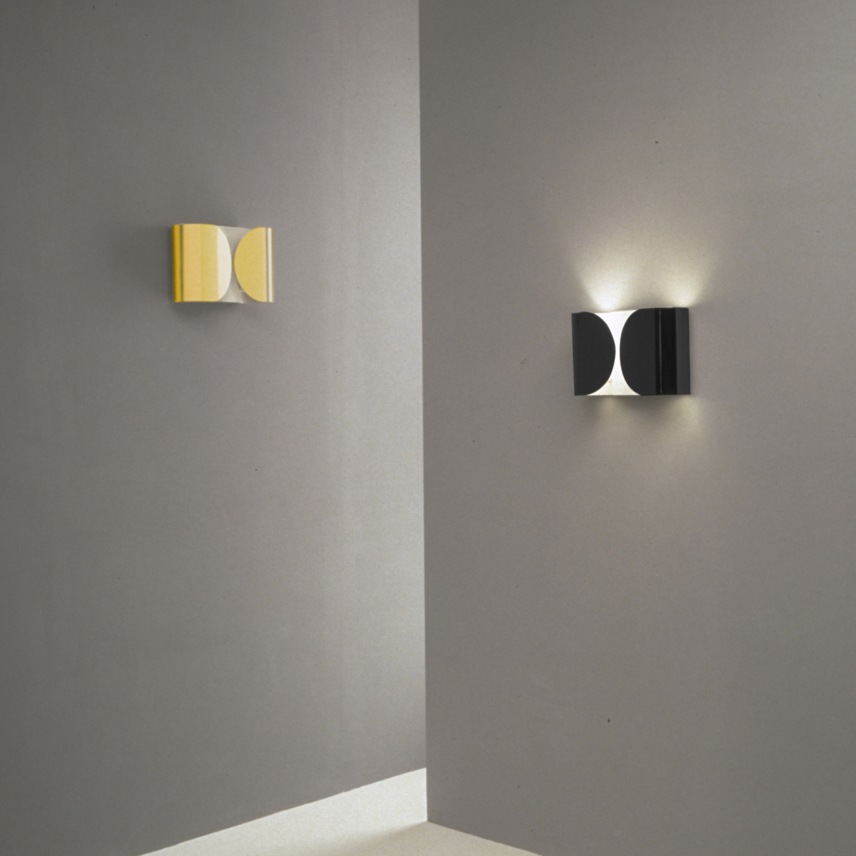 Flos Foglio Wandleuchte, Gold 22 Karat und schwarz