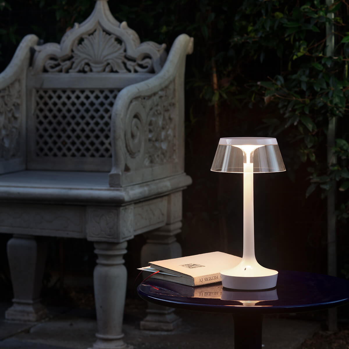 Flos Bon Jour Unplugged LED Akkuleuchte, Almond white (weiß) (©Santi Caleca)