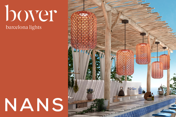 Bover Nans Outdoor-Pendelleuchten mit geflochtenen Schirmen über Theke auf mediterraner Terrasse