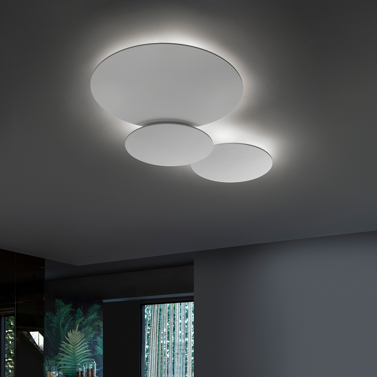 Lodes Puzzle Mega Round LED Wand- / Deckenleuchte, die Abbildung zeigt die Puzzle Mega Round Small (2x) und Large (1x) verbunden mit zwei Verbindungsstücken (als Zubehör erhältlich)