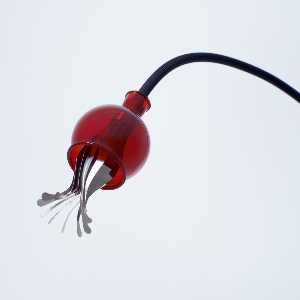 Serien.lighting Poppy Floor 3 Stehleuchte, Schirme: rubinrot, Arme: schwarz (ausgeschaltet)