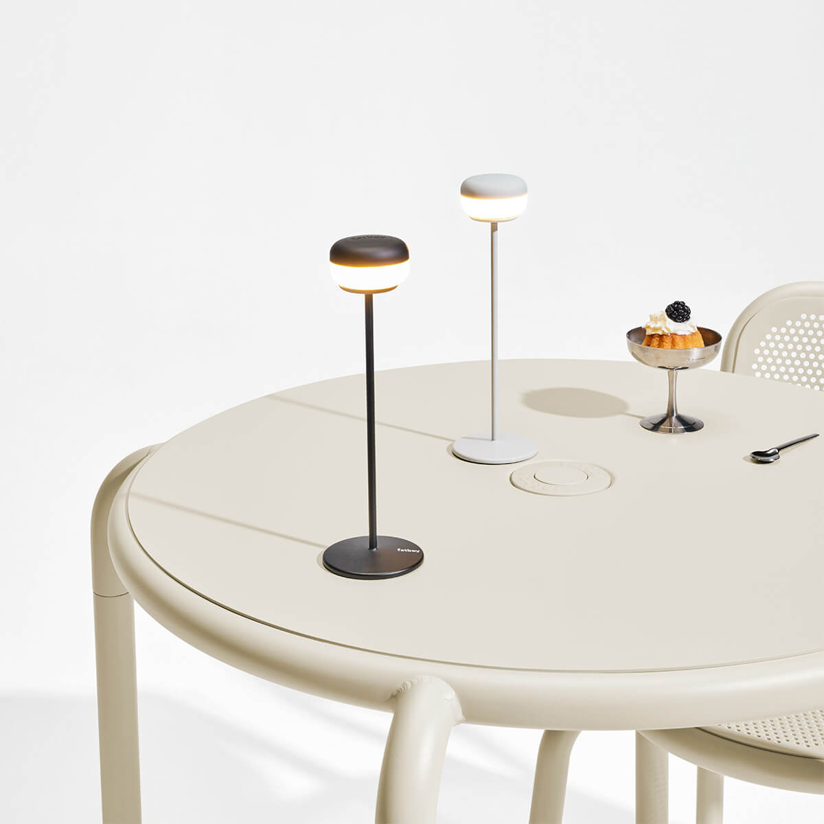 Fatboy Cheerio LED Akkuleuchte, anthrazit matt und Desert glänzend (sandfarben)