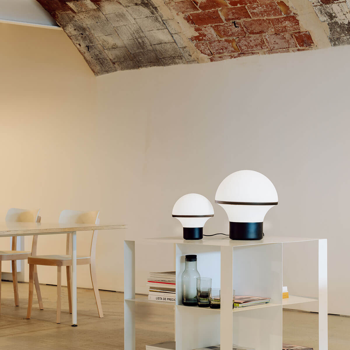 Milan Geyser Tischleuchte, Ø: 25 cm und Ø: 35,2 cm, schwarz matt / Opalglas satiniert