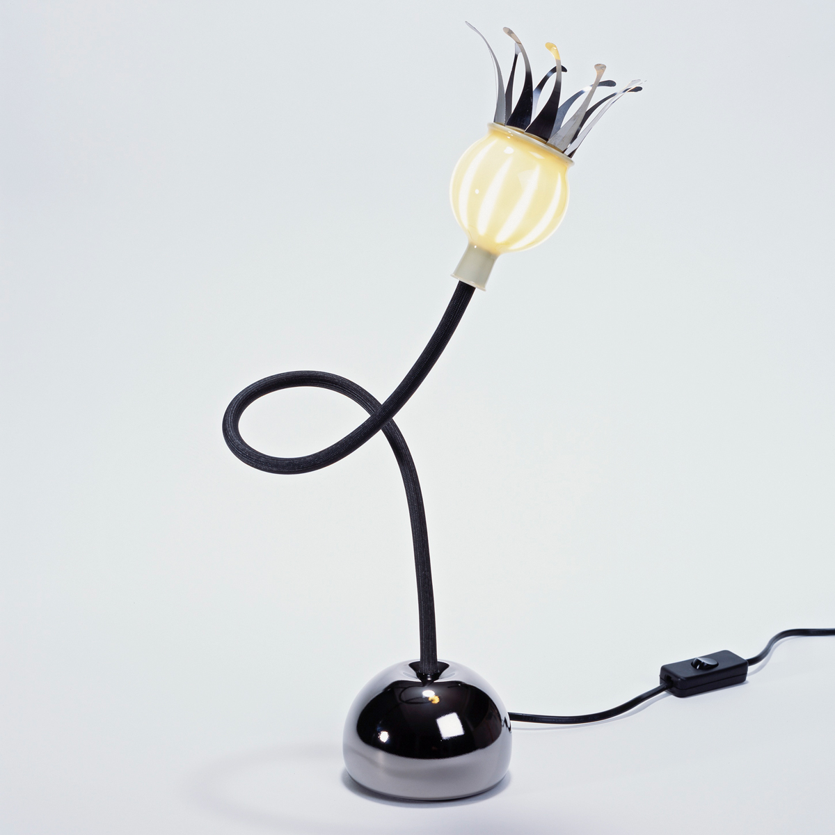 Serien.lighting Poppy Table Tischleuchte, Schirm: Keramik, Arm: schwarz