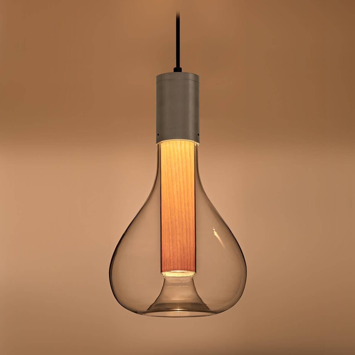 LZF Lamps Eris Pendelleuchte, Alu natur / Buche (eingeschaltet)