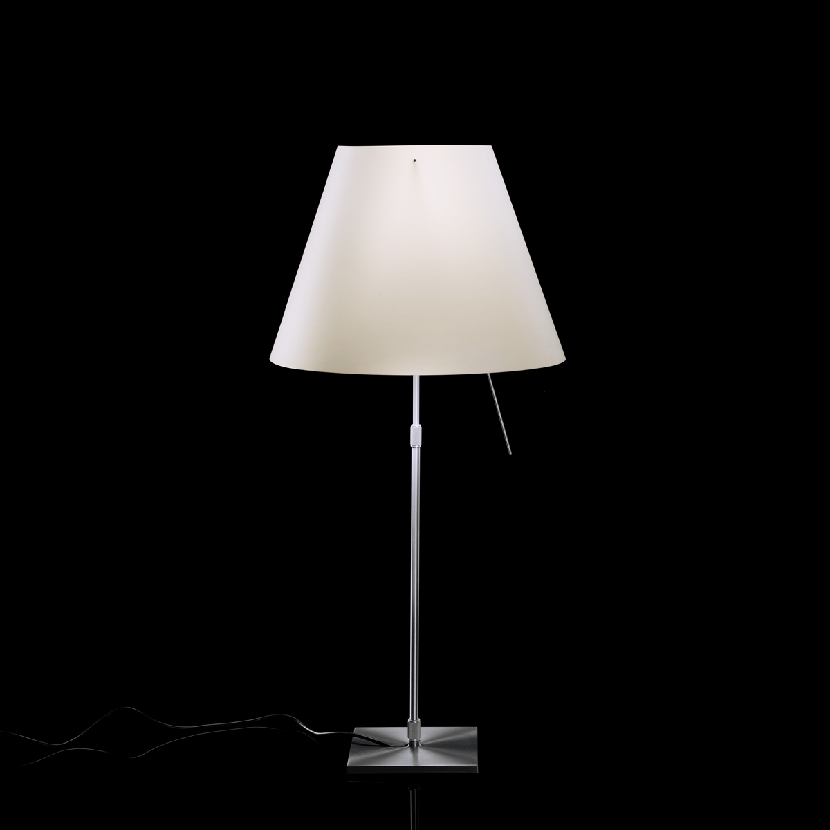 Luceplan Costanza Tavolo Teleskop mit Touchdimmer, Alu, Schirm: weiß (eingeschaltet)