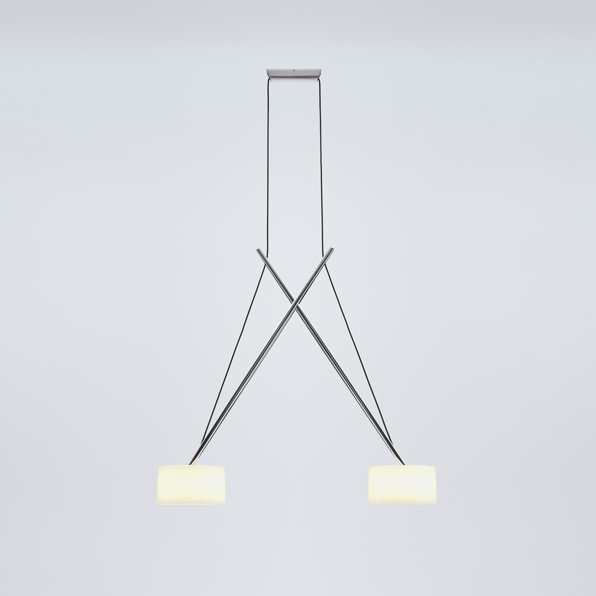 Serien.lighting Twin LED Suspension, Chrom, Schirme: Acrylglas (©Christoph Lison)