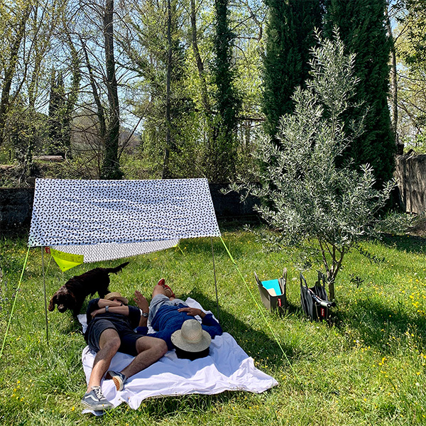 Fatboy Miasun Strandzelt: tragbares Sonnensegel für entspannte Sommertage im Park mit Freunden