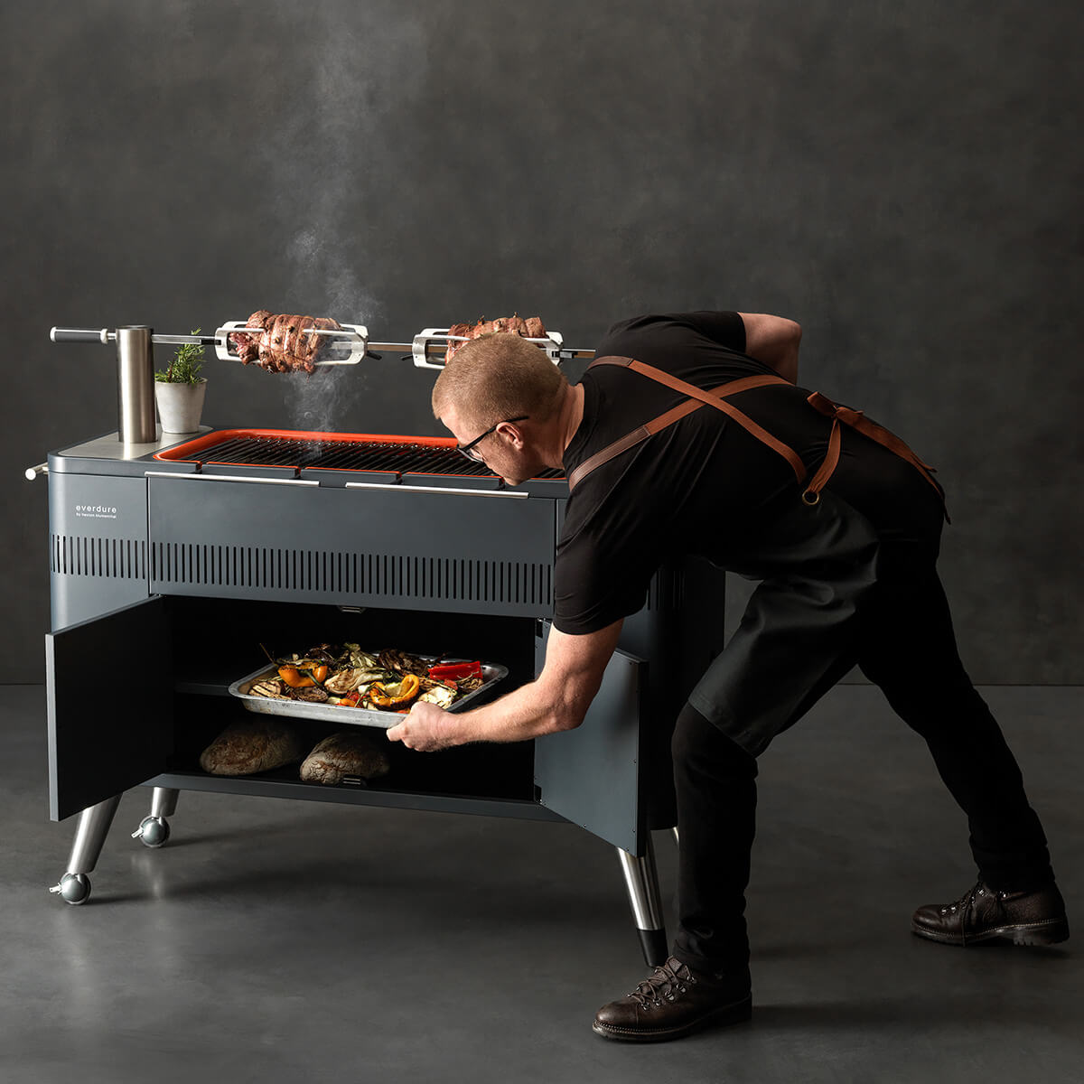 Everdure by heston blumenthal Grillschürze, schwarz, mit Starkoch Heston Blumenthal