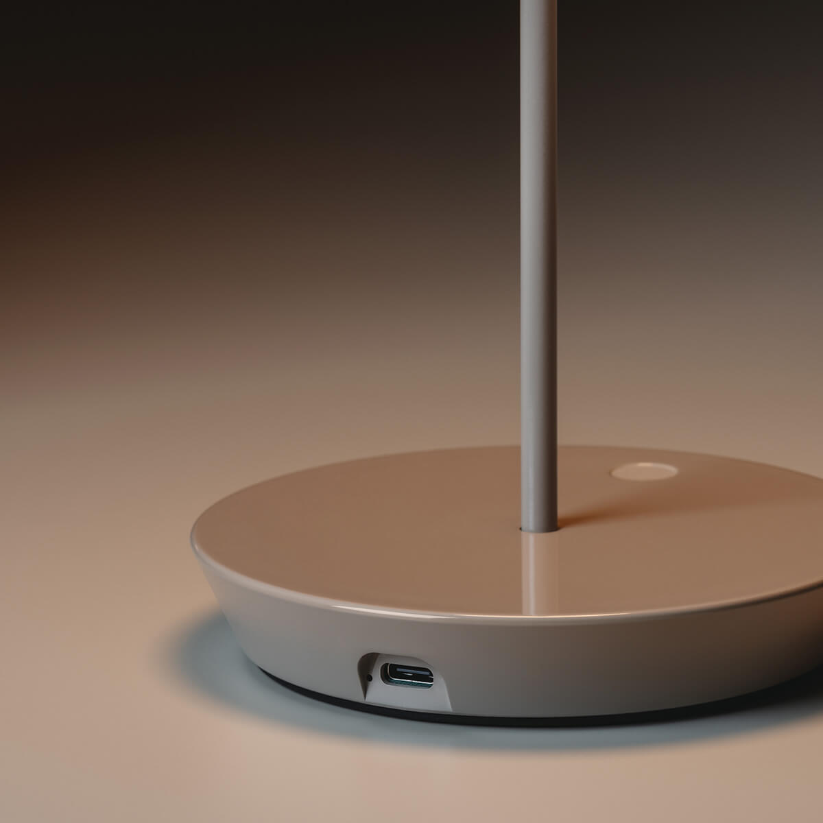 Vibia Mayfair Mini 5495 LED Akkuleuchte, beige, USB-C-Anschluss zum Laden der Leuchte