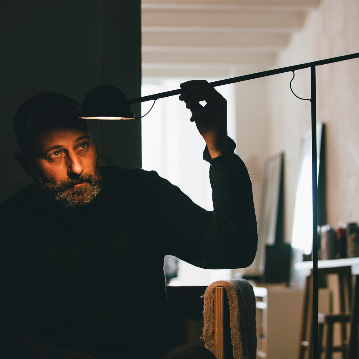 Designer Jaume Ramírez beim Entwurf der Marset Copérnica LED Leuchtenserie