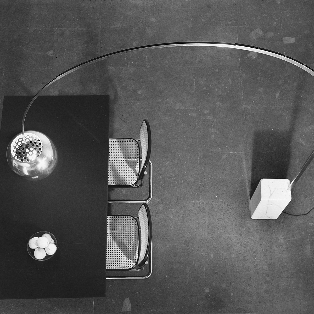 Flos Arco Bogenleuchte, Edelstahl, Sockel: Marmor (©Studio Casali)