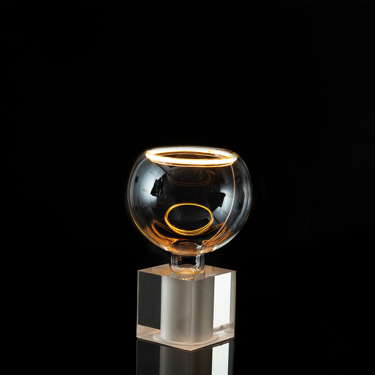 Segula LED Floating Globe 150 klar mit Sompex Cubic Tischleuchte, Acryl (inbegriffen) (©Leuchtenland.com)
