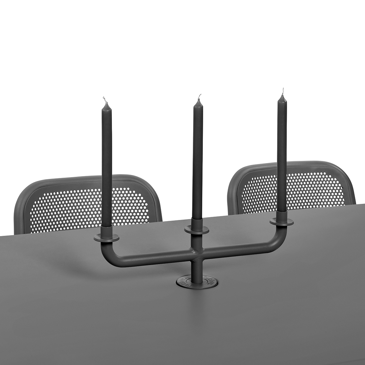 346-fatboy-toni-candle-holder-kerzenhalter-103852-anthrazit-anwendung-1200x1200 Fatboy Toní Kerzenhalter, anthrazit, in Kombination mit dem Fatboy Toní Tablo Esstisch (Kerzen nicht inbegriffen)