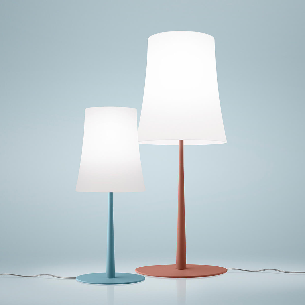 Foscarini Birdie Easy Grande Tavolo, rosso mattone (ziegelrot), und Birdie Easy Tavolo, azzurro (hellblau)