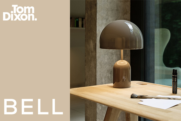 Tom Dixon Bell Akkuleuchte auf Beistelltisch in modernem Wohnraum