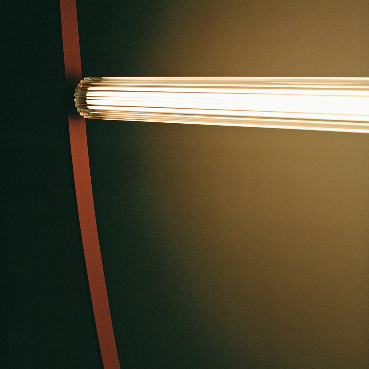 Flos Wireline LED Pendelleuchte, pink, Diffusor (©Olya Oleinic)