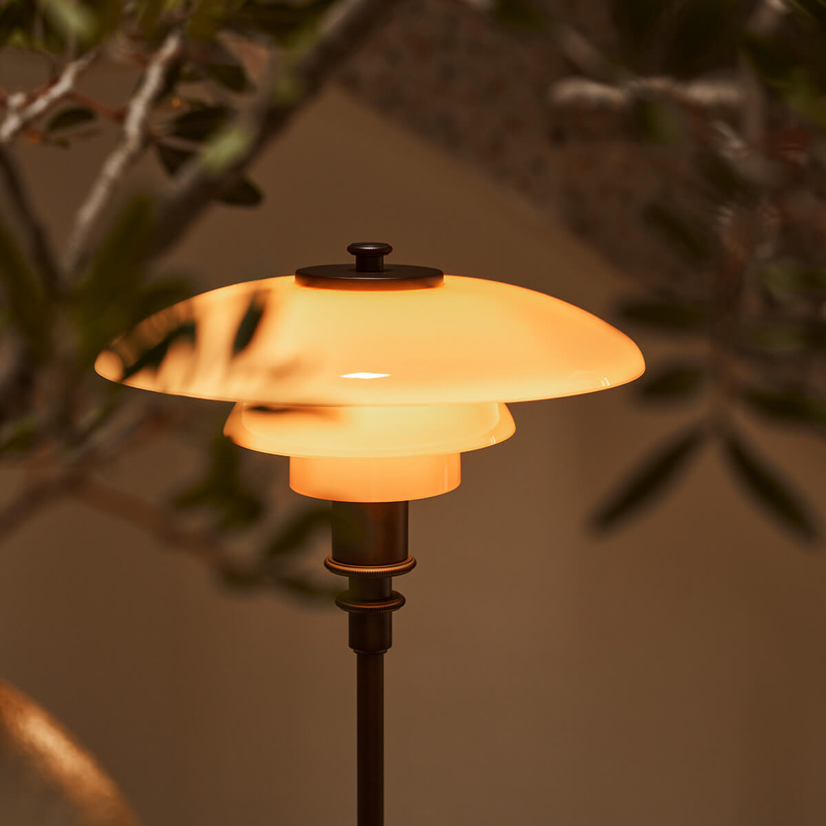 Louis Poulsen PH 2/1 Tischleuchte Limited Edition, Altmessing / Glas dusty terracotta