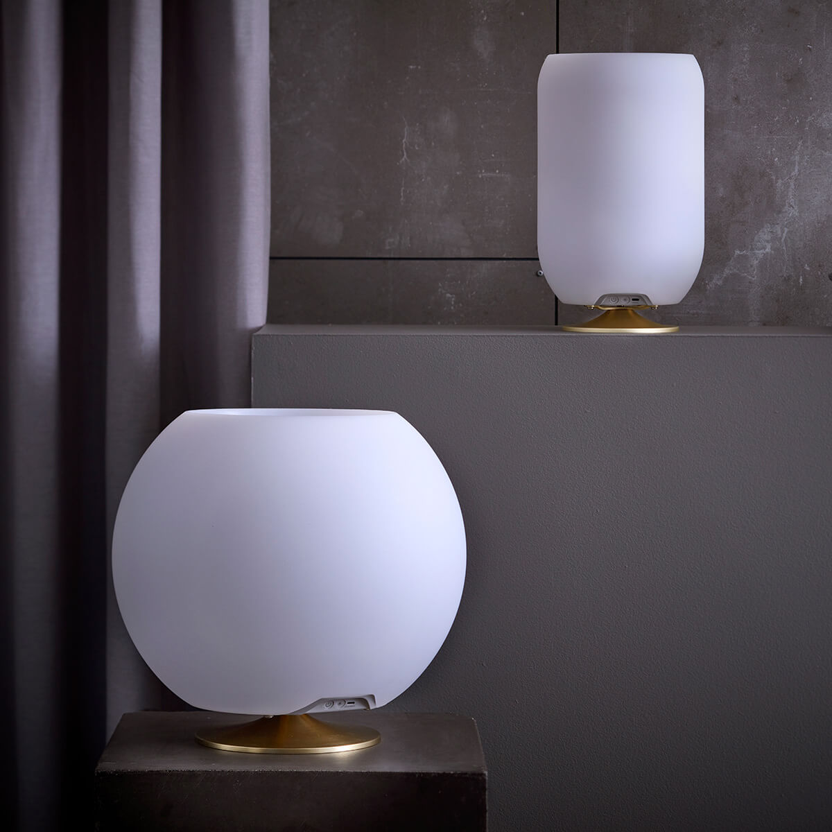 Kooduu Atmos LED Akkuleuchte, Bluetooth Lautsprecher & Weinkühler und Sphere LED Akkuleuchte, Bluetooth Lautsprecher & Weinkühler, Messing (ausgeschaltet)