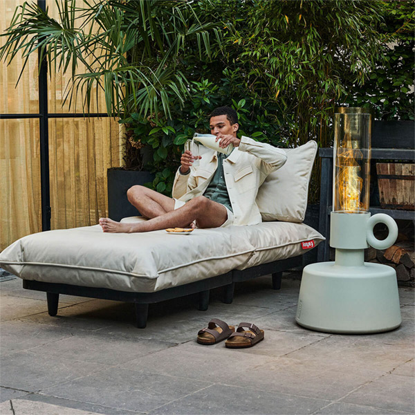 Fatboy Öllampe Flamtastique XL für drinnen & draußen: dekorativer Outdoor-Kamin im Oversized-Look