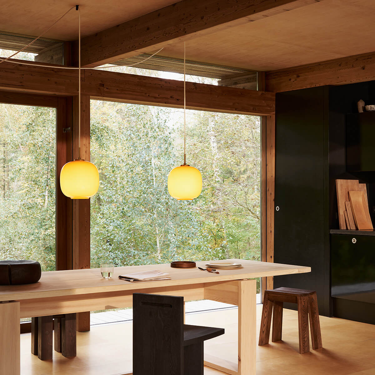 Louis Poulsen VL45 Radiohus Pendelleuchte, Ø: 25 cm, Glas bernstein (eingeschaltet)