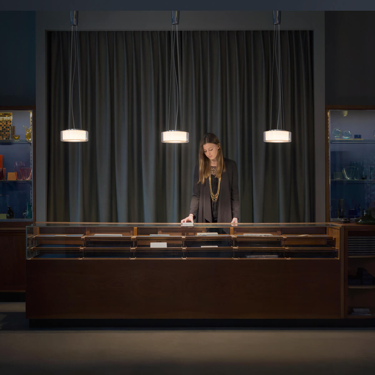 Serien.lighting Curling Suspension Rope M LED Pendelleuchte, Glas klar, Reflektor: zylindrisch opal (©Farideh Fotografie)