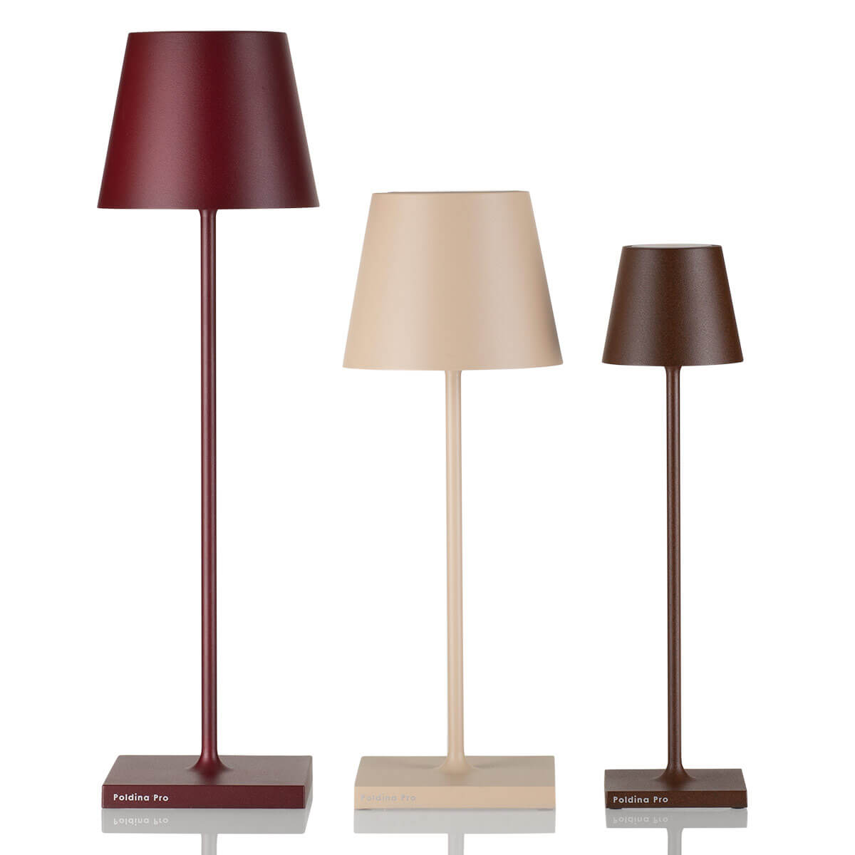 Zafferano AiLati Poldina Pro LED Akkuleuchte, bordeaux, Poldina Mini Pro LED Akkuleuchte, sandfarben, und Poldina Micro Pro LED Akkuleuchte, Corten (v.l.n.r.) (©Leuchtenland.com)