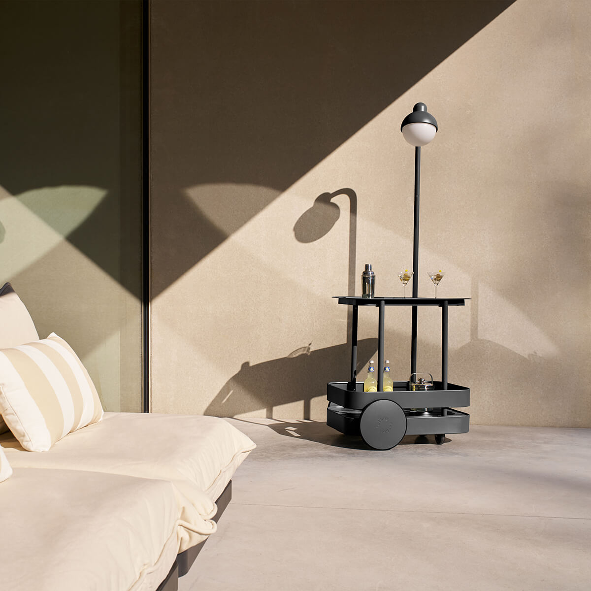 Fatboy Jolly Trolley LED Akkuleuchte & Bar-Trolley, anthrazit