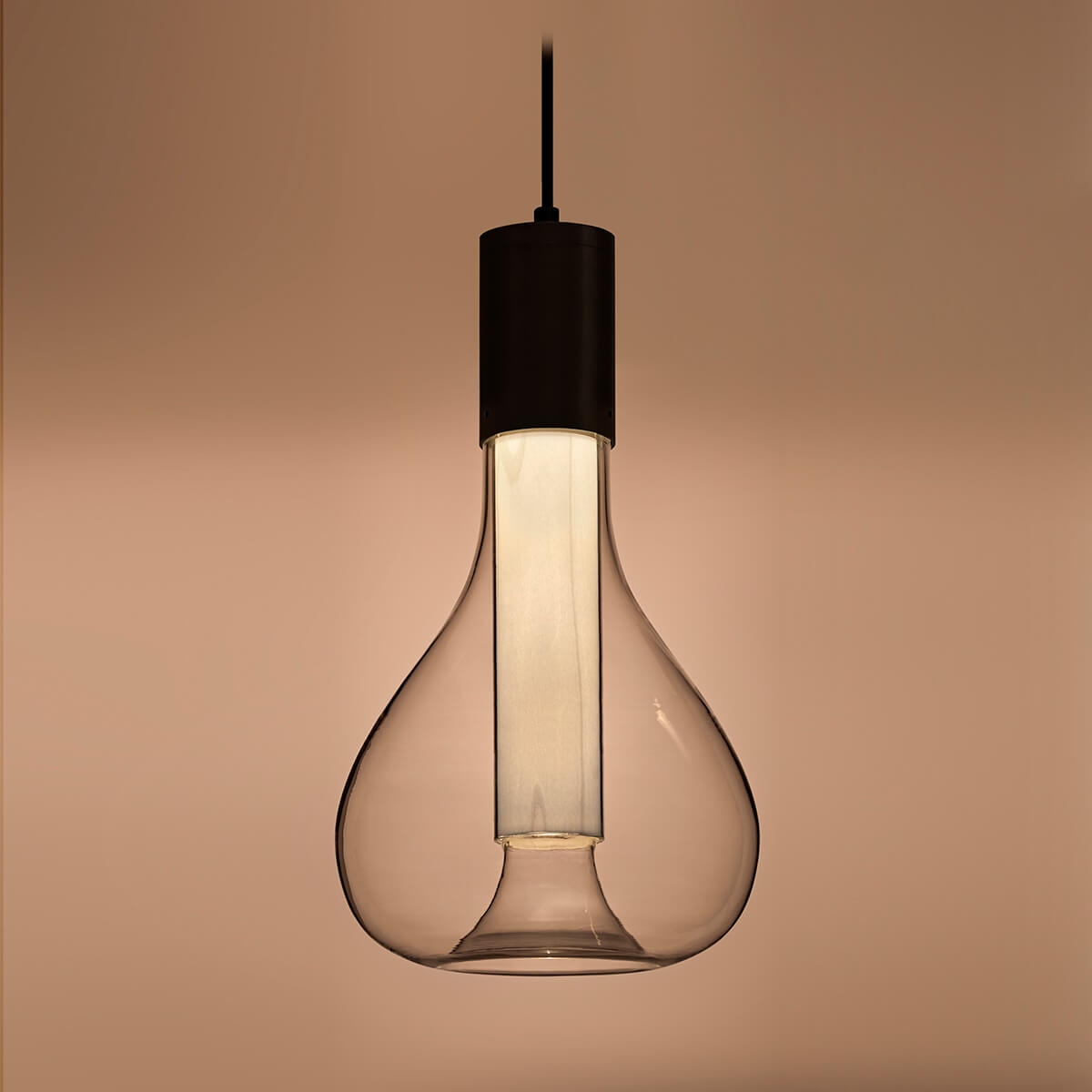 LZF Lamps Eris Pendelleuchte, schwarz matt / elfenbeinweiß (eingeschaltet)