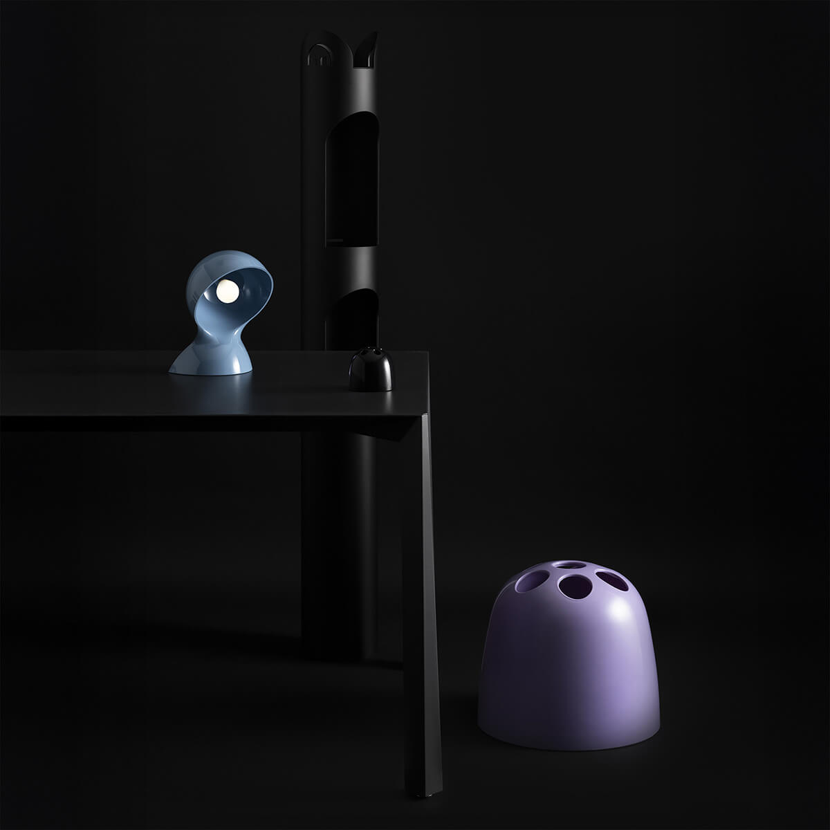 Artemide Dalù Tavolo, hellblau, und Artemide Dedalo Schirmständer