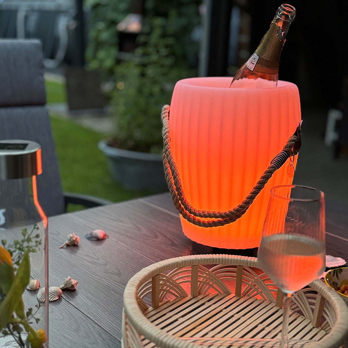 Joouls The Joouly Bowl M LED Akkuleuchte mit optionalem Tauwerkgriff, beige natur (©Leuchtenland.com)