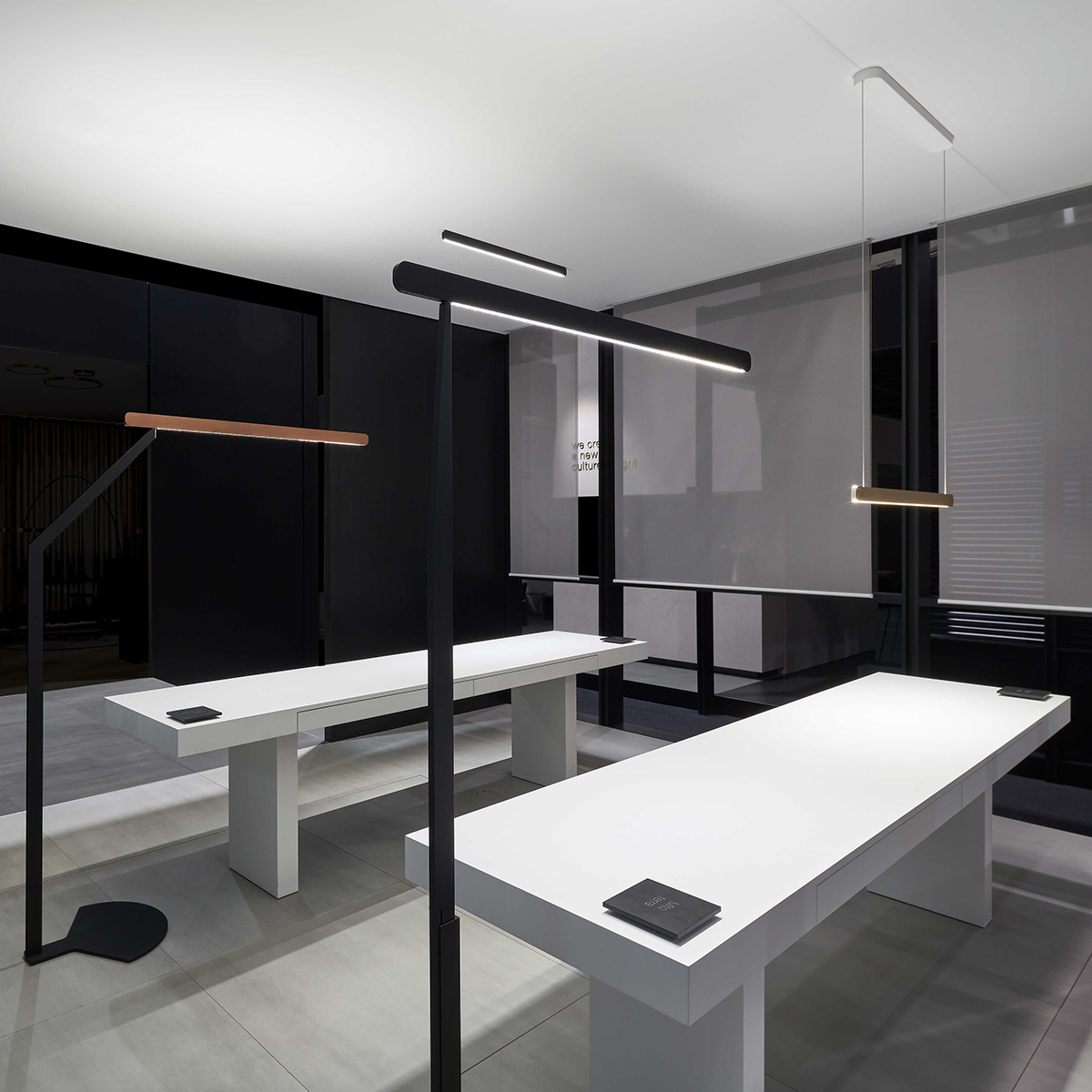 Occhio Mito volo 100 var up wide LED Pendelleuchte, Baldachin: weiß, Schirm: Gold matt, neben weiteren Modellen der Mito linear Kollektion