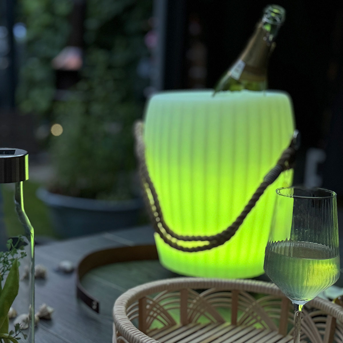 Joouls The Joouly Bowl M LED Akkuleuchte mit optionalem Tauwerkgriff, beige natur (©Leuchtenland.com)