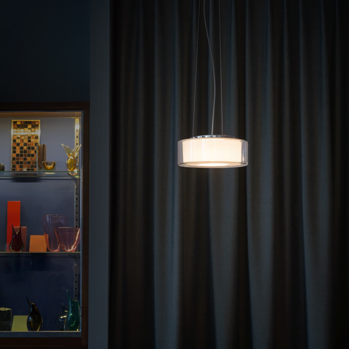 Serien.lighting Curling Suspension Rope M LED Pendelleuchte, Glas klar, Reflektor: zylindrisch opal (©Farideh Fotografie)