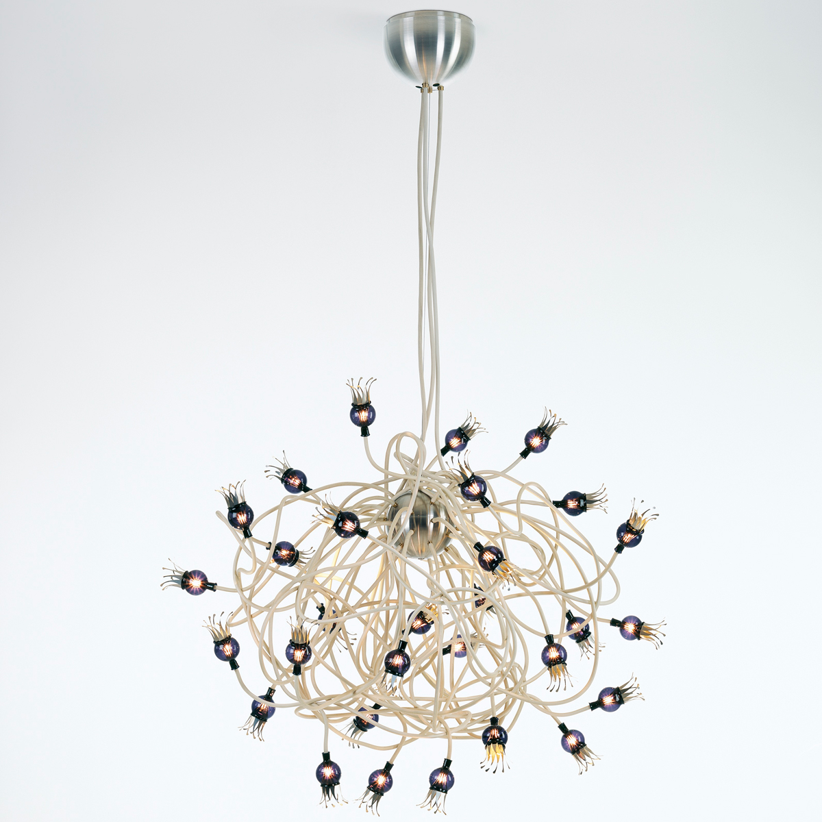 Serien.lighting Poppy Suspension Pendelleuchte, Schirme: violett, Arme: beige