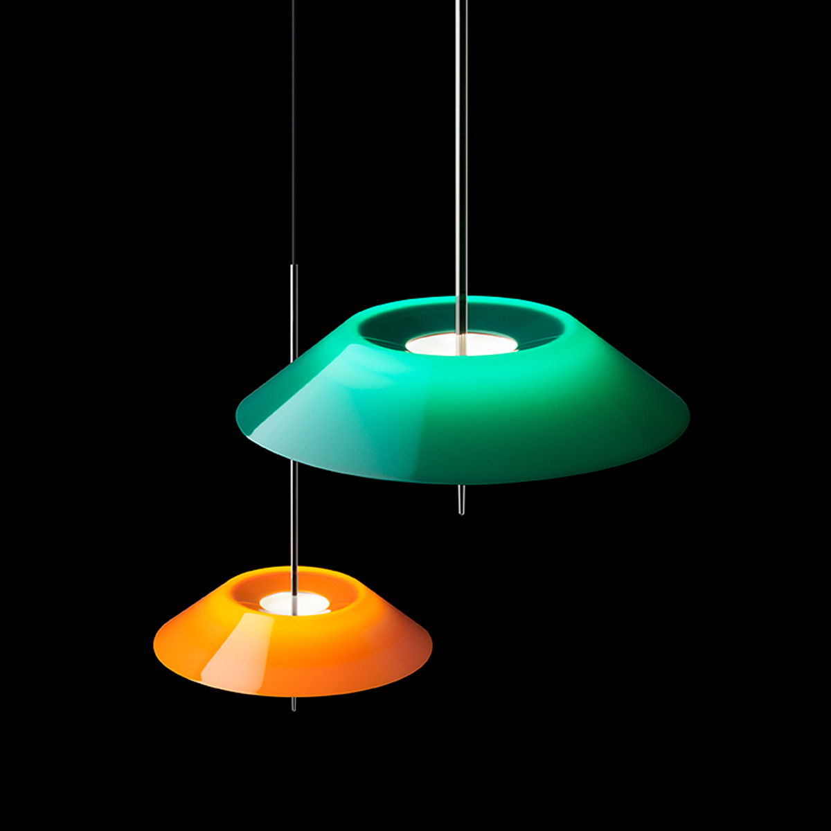Vibia Mayfair 5520 Pendelleuchte, Schirm: grün, und Mayfair 5520 Pendelleuchte, Schirm: orange
