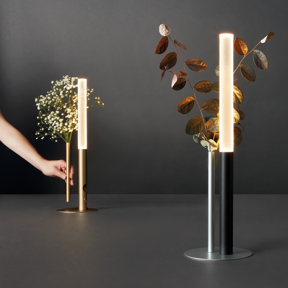 Cini & Nils Ognidove tavolo LED Akkuleuchte & Vase, individuelle Arrangements aus Leuchtenkörper, Vase und Standfuß