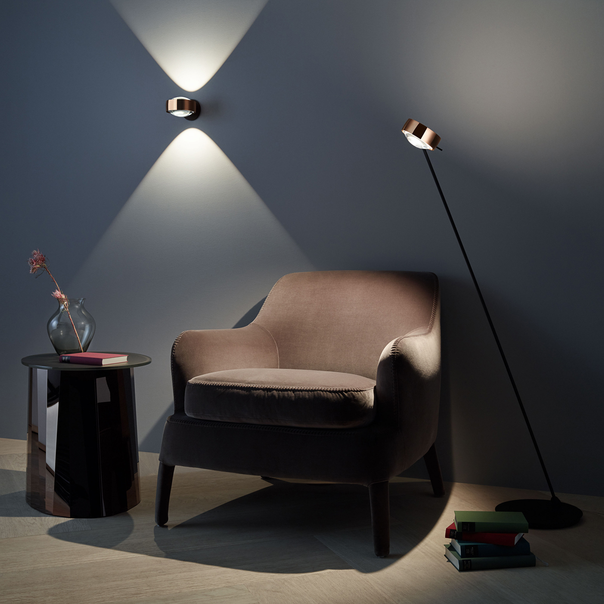 Occhio Sento D verticale up LED Wandleuchte und Occhio Sento E lettura LED Stehleuchte, Roségold / schwarz matt