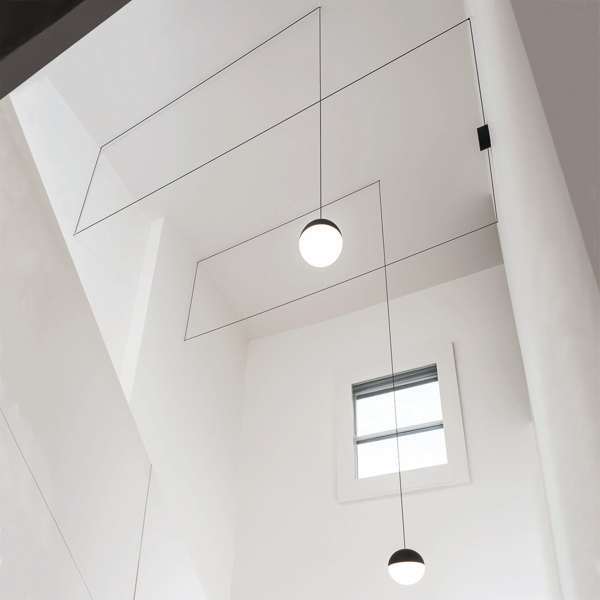 Flos String Light Sphere LED Pendelleuchte, App Control, schwarz, mit String Light Wand- / Deckenrosette, schwarz (als Zubehör erhältlich) (©Frank Hülsbömer)