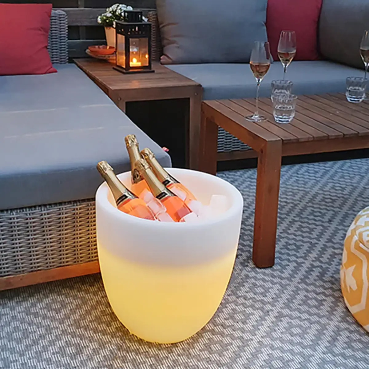 8 seasons design Shining Curvy Cooler RGB LED Dekoleuchte & Weinkühler, weiß, ideal zum Kühlen von Getränken im Sommer