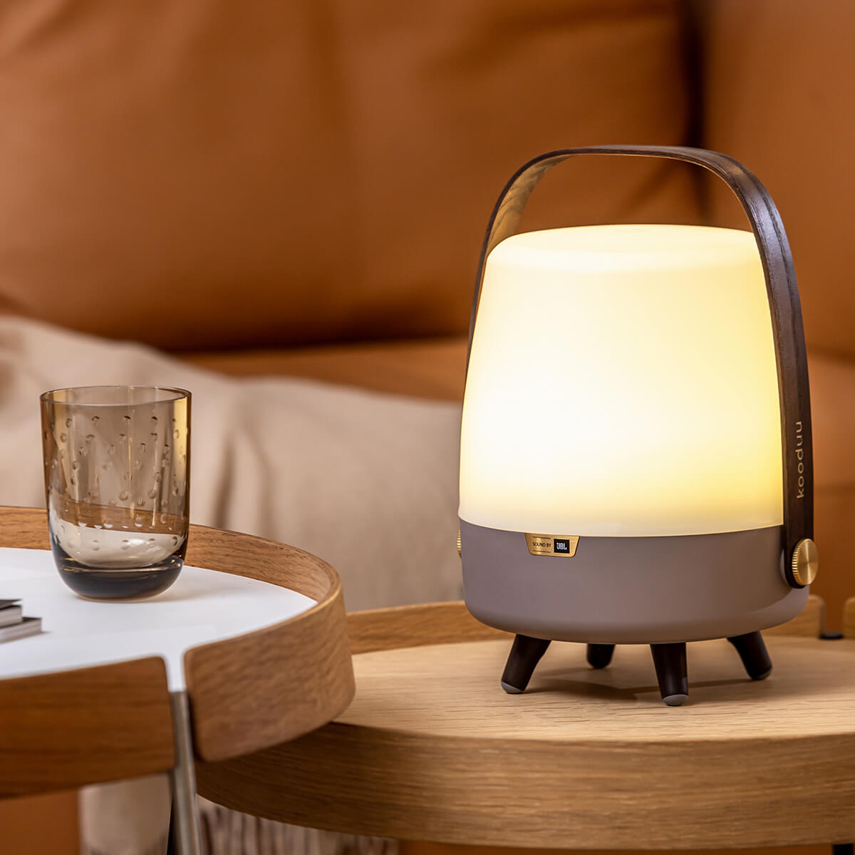 Kooduu Lite-up Play Mini 2.0 Sound by JBL LED Akkuleuchte & Bluetooth Lautsprecher, Earth (braun)