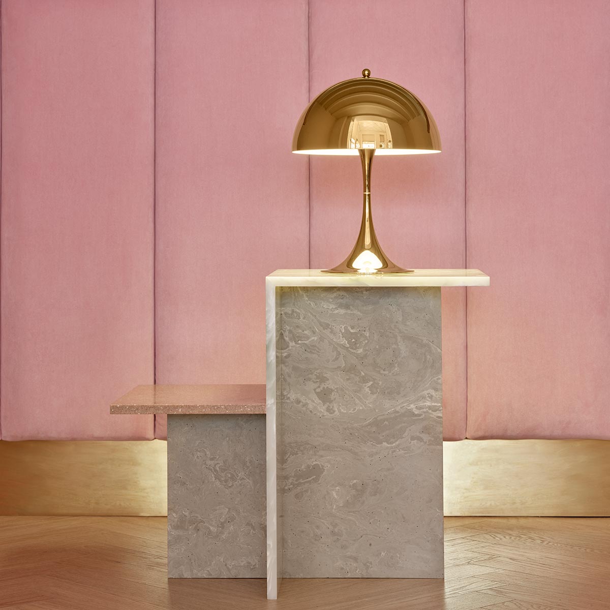 Louis Poulsen Panthella 250 LED Tischleuchte, Messing metallisiert – Design by Verner Panton