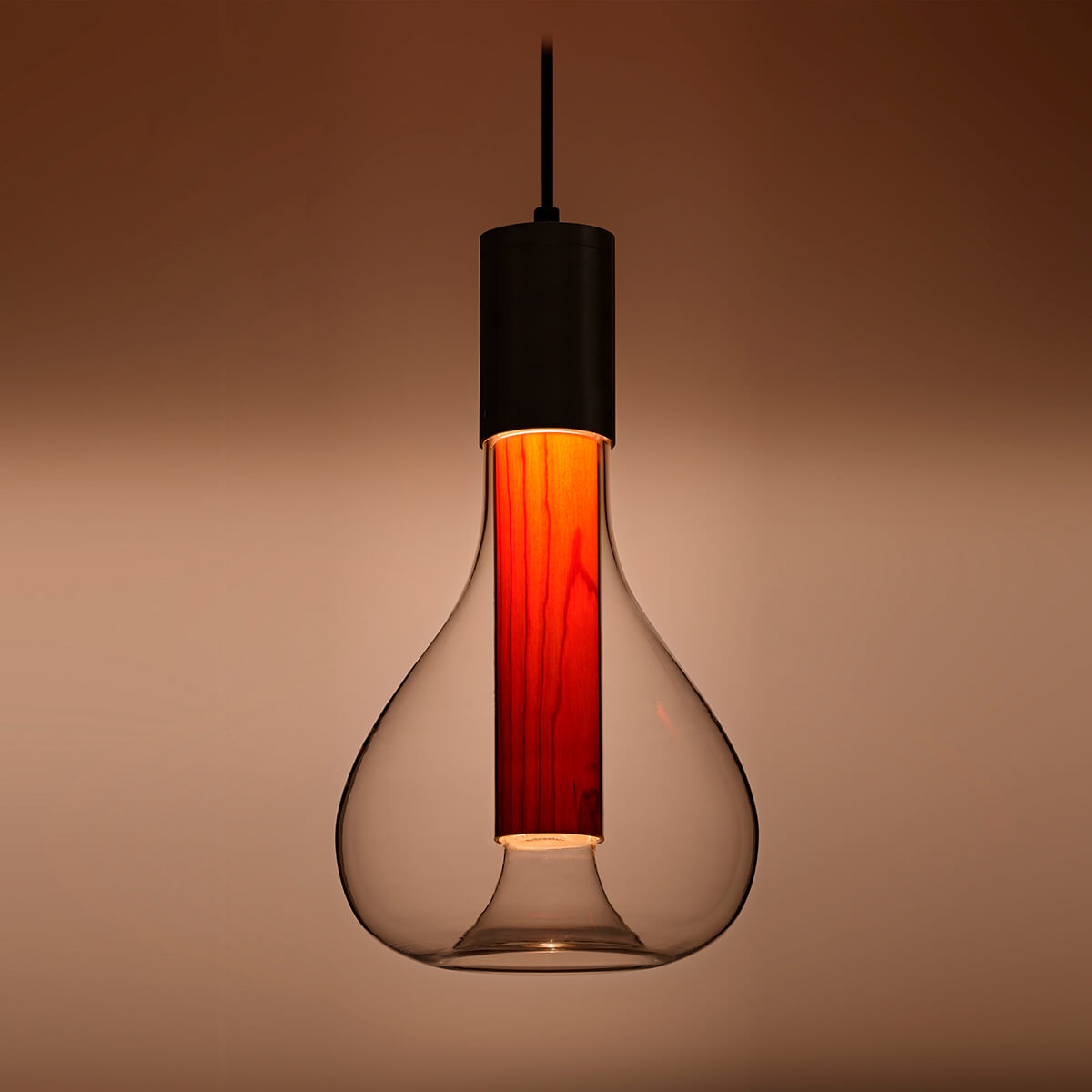 LZF Lamps Eris Pendelleuchte, schwarz matt / Kirsche (eingeschaltet)