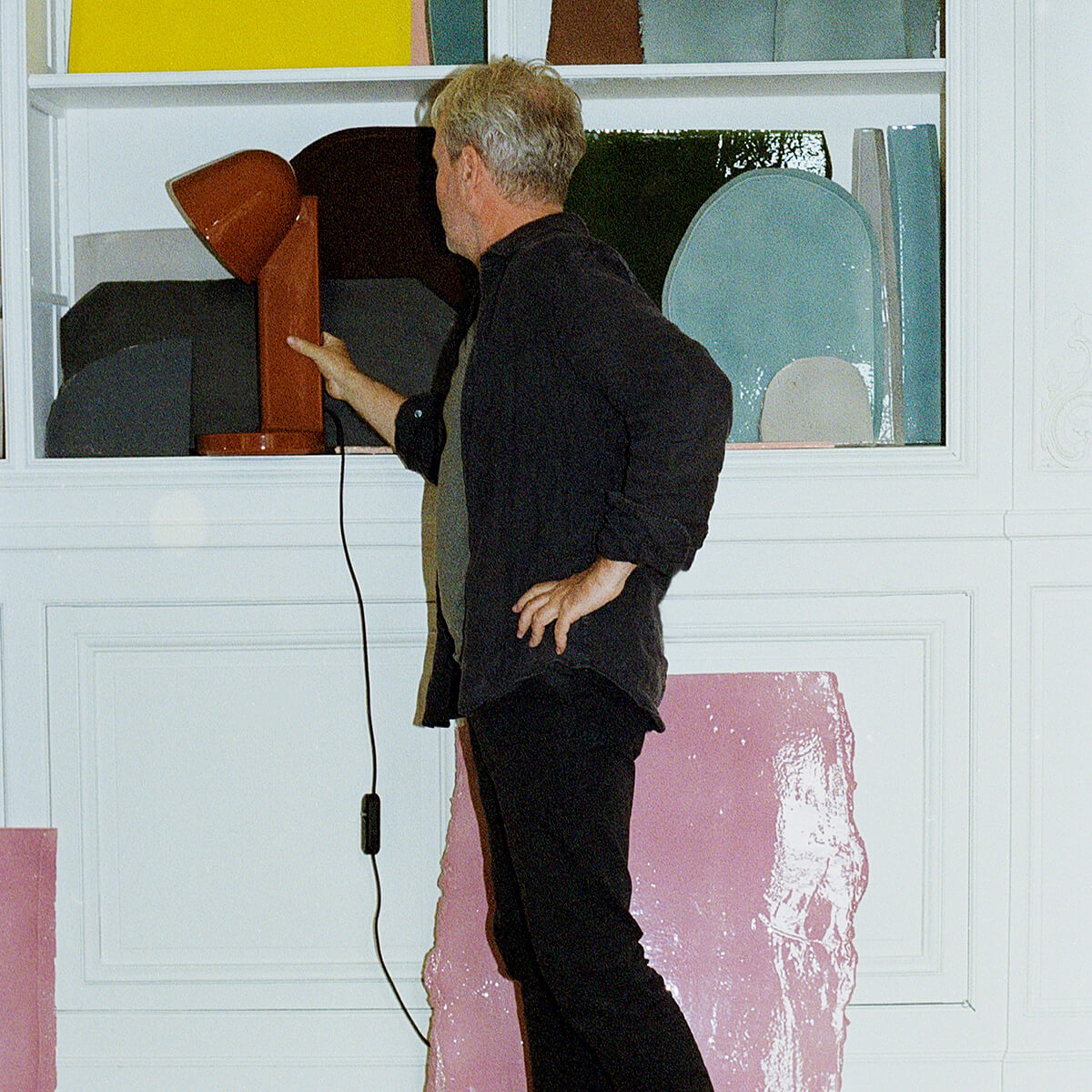 Flos Céramique Down Tischleuchte, rostrot, mit Designer Ronan Bouroullec (©Angèle Châtenet)
