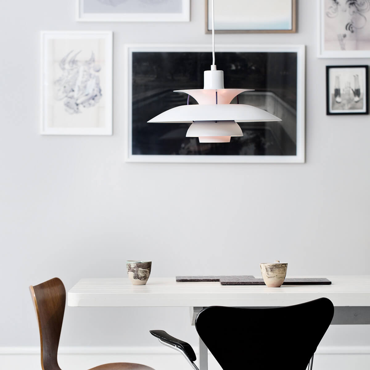 Louis Poulsen PH 5 Classic Pendelleuchte, weiß matt, Reflektor: blau