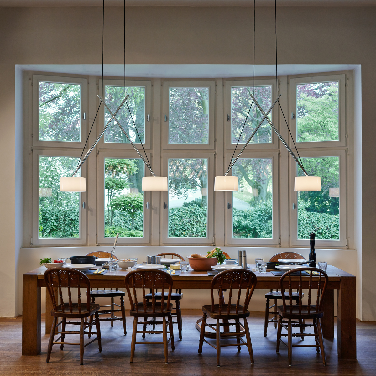 Serien.lighting Twin LED Suspension, Chrom, Schirme: Acrylglas (©Farideh Fotografie)