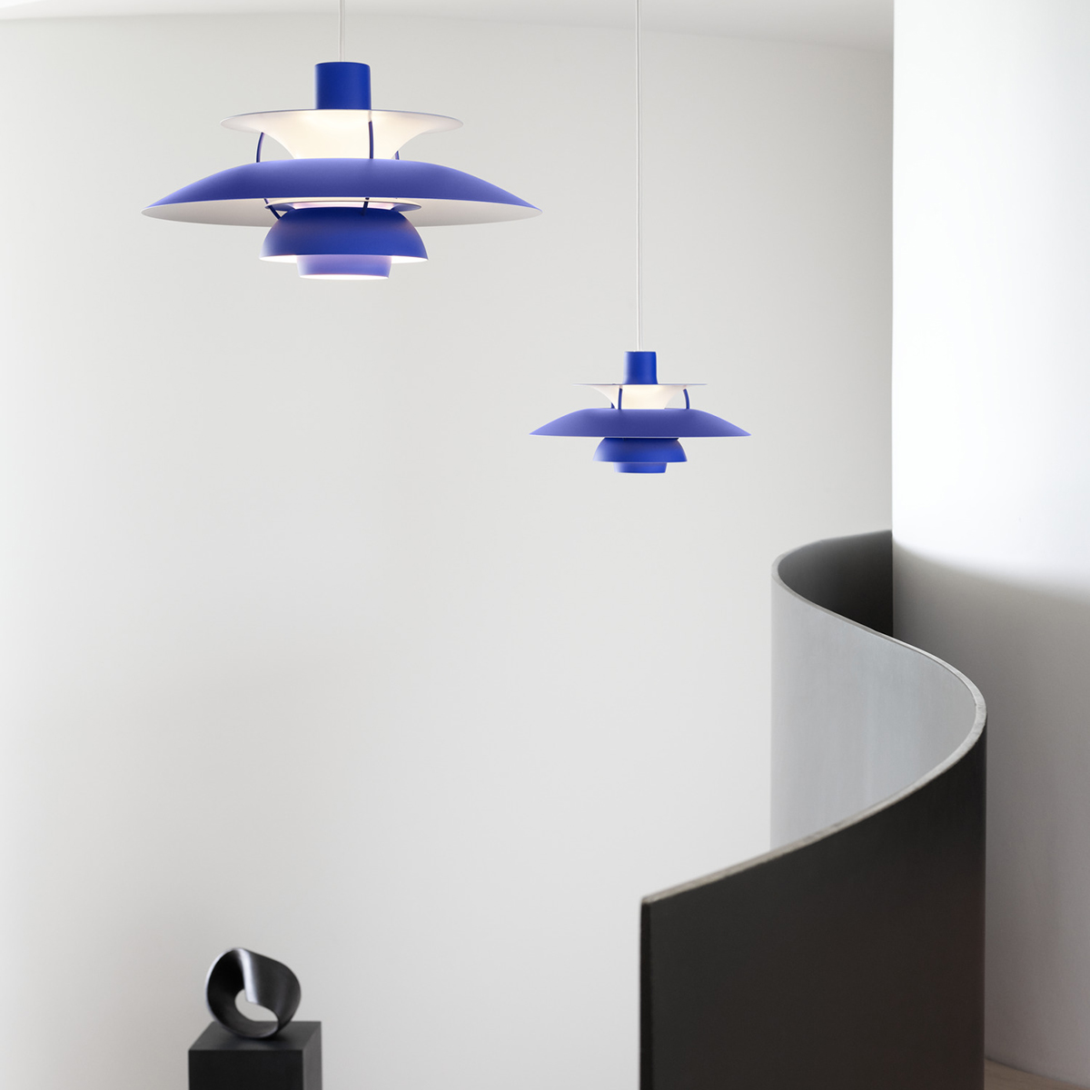 Louis Poulsen PH 5 Mini Monochrome Pendelleuchte und PH 5 Monochrome Pendelleuchte, blau