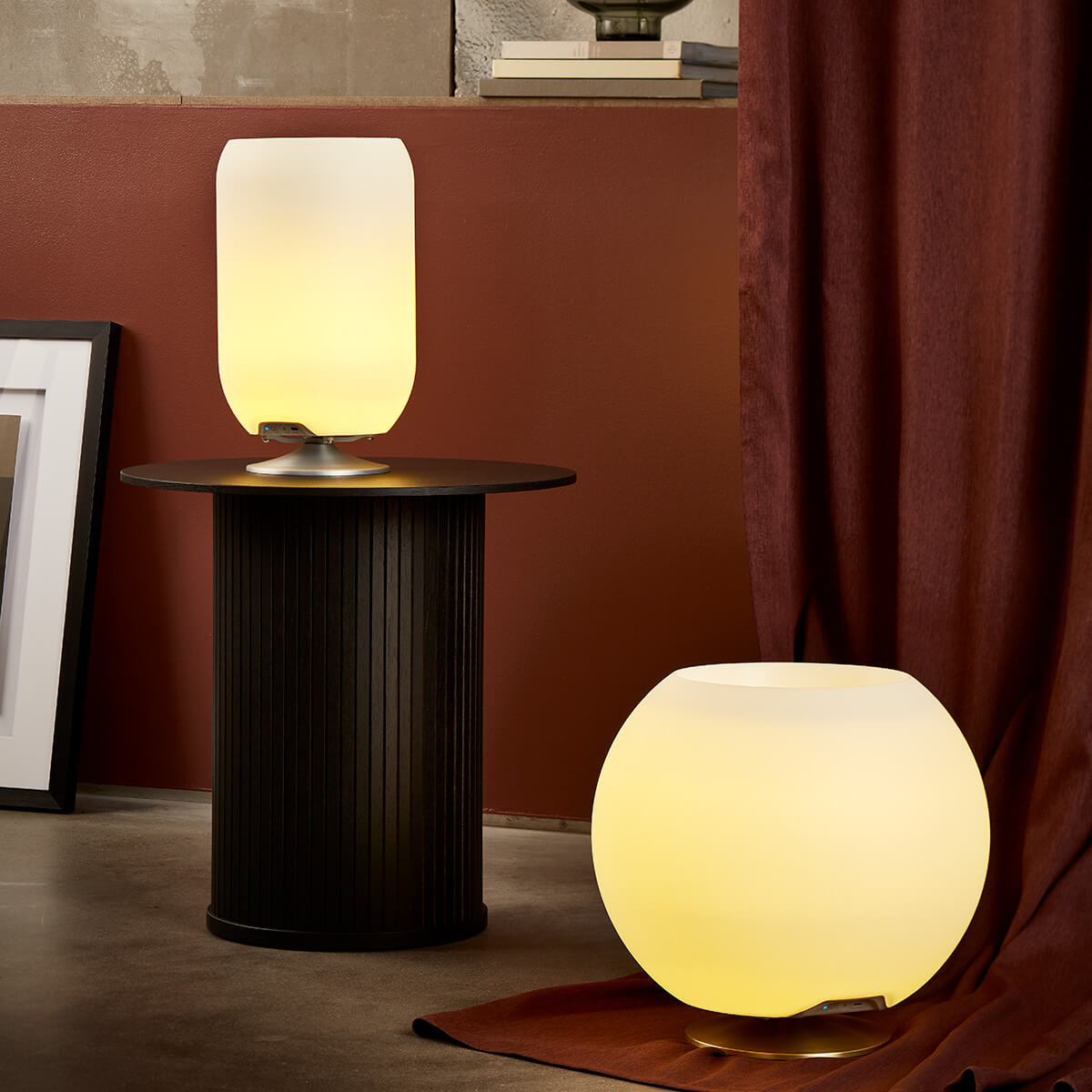 Kooduu Sphere LED Akkuleuchte, Bluetooth Lautsprecher & Weinkühler, Messing, und Atmos LED Akkuleuchte, Bluetooth Lautsprecher & Weinkühler, Aluminium gebürstet